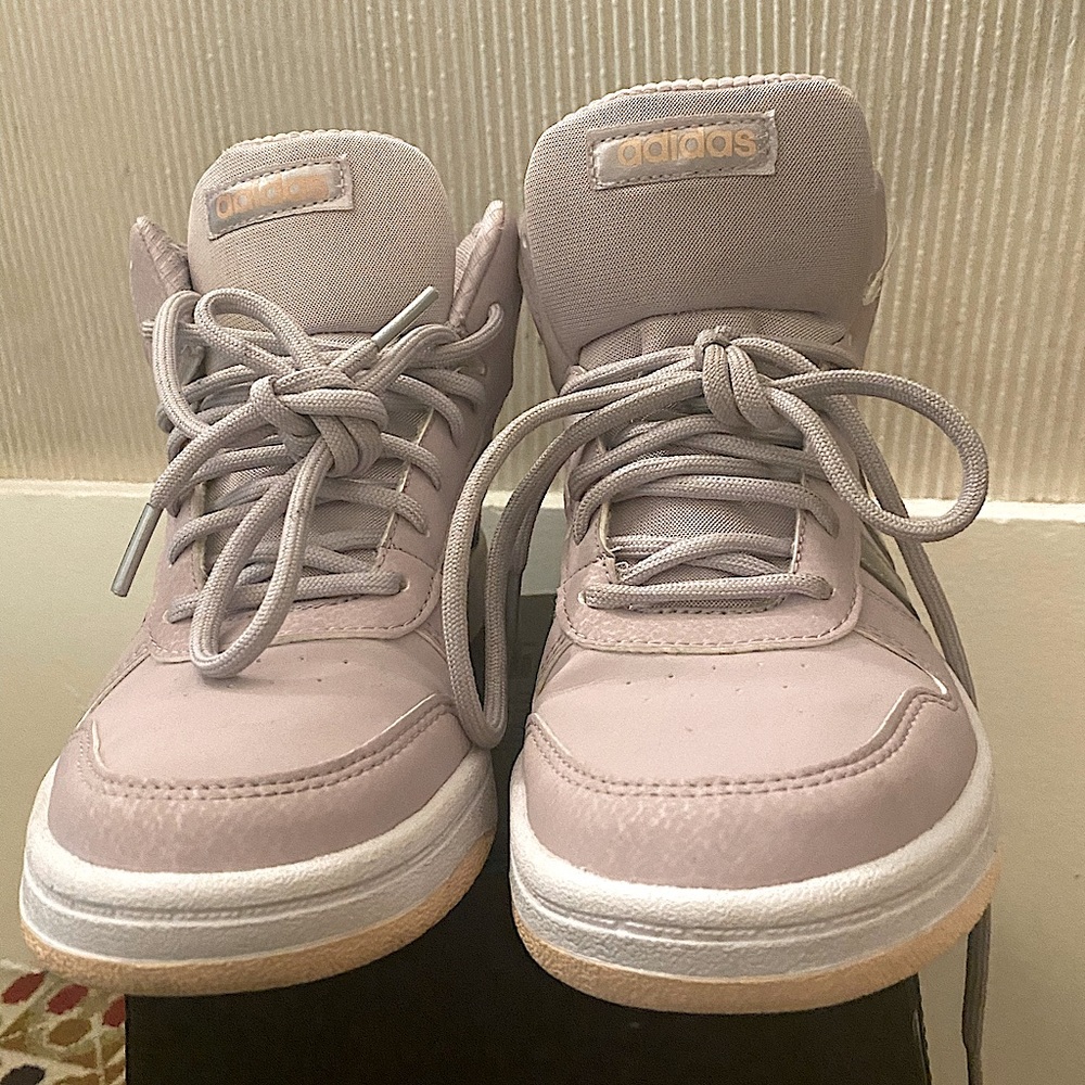 Adidas size 4 youth (6women) light purple w silver